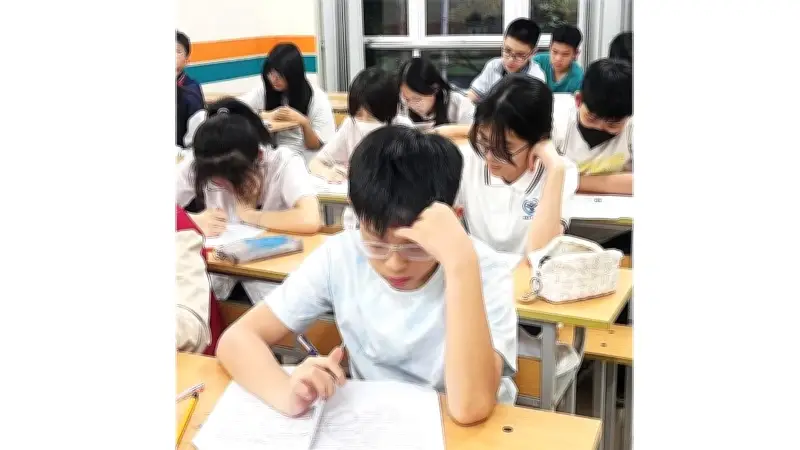 Dạy Thêm 'Di Cư' Ra Ngoài Trường: Phụ Huynh Gánh Chi Phí Cao, Áp Lực Thi Cử Vẫn Nặng Nề