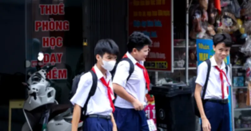 Dạy thêm trong trường giảm mạnh: Học sinh chuyển sang học ngoài với chi phí cao