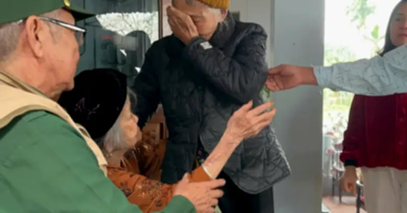 Em gái 91 tuổi vượt gần 400km thăm chị 96 tuổi, giây phút chia tay xúc động