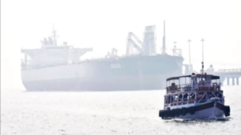 Eo Biển Hormuz Bị Phong Tỏa, Sản Lượng Dầu Vùng Vịnh Sụt Giảm Mạnh, Giá Nhiên Liệu Toàn Cầu Biến Động