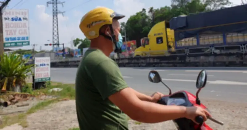 Đeo tai nghe khi lái xe máy: Vi phạm pháp luật, phạt tiền triệu và trừ điểm giấy phép