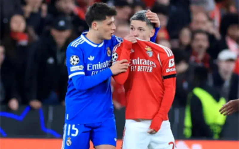 FIFA Cân Nhắc Cấm Cầu Thủ Che Miệng Sau Vụ Gianluca Prestianni Phân Biệt Chủng Tộc