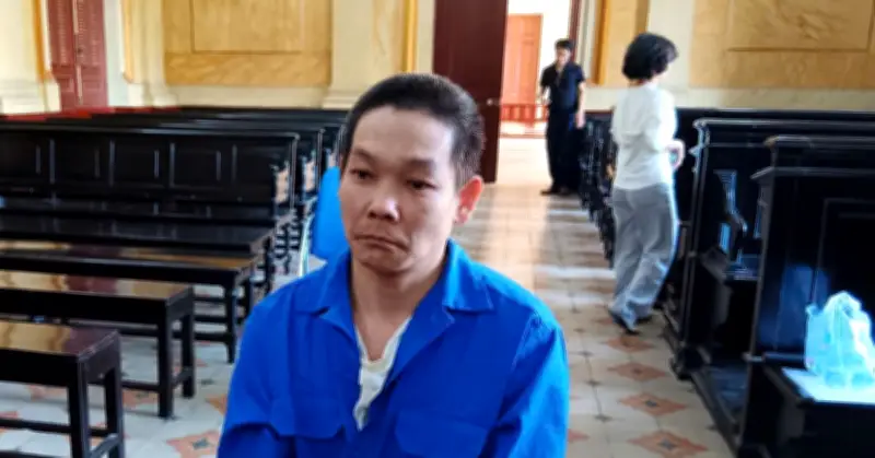 Ghen tuông, người đàn ông đâm vợ cũ trước mặt con trai ở Hà Nội