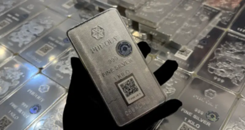 Giá bạc trong nước lao dốc mạnh dù tăng bốc đầu, thế giới vượt 73 USD/ounce