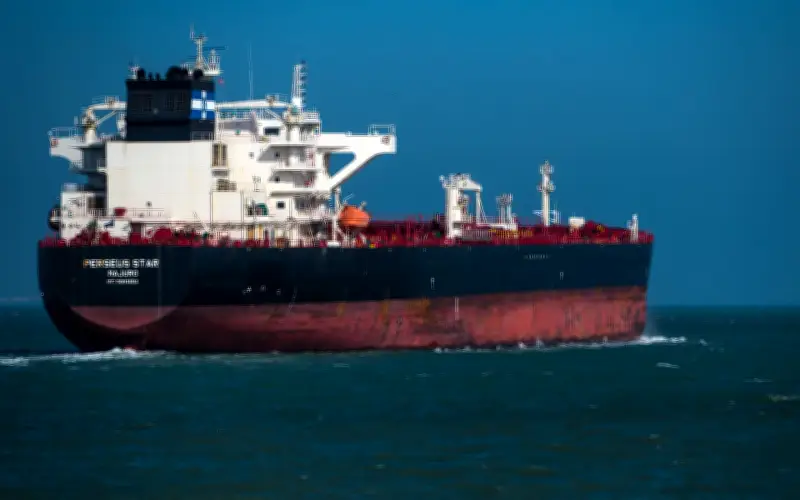 Giá Dầu Bùng Nổ Sau Cuộc Không Kích Vào Iran, Thị Trường Căng Thẳng Với Eo Biển Hormuz