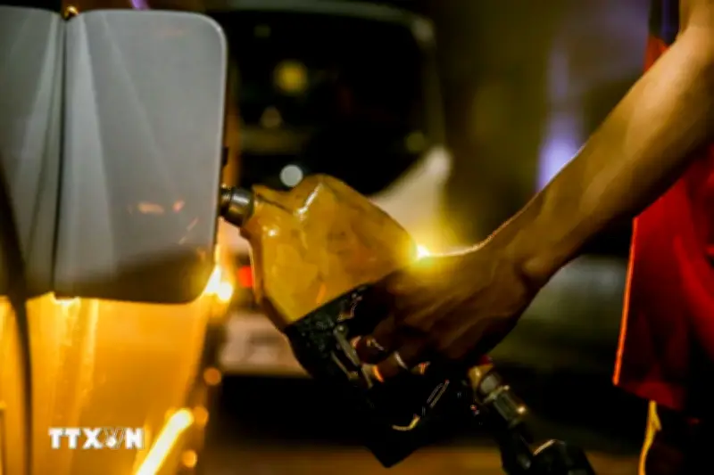 Giá dầu Brent vượt ngưỡng 105 USD/thùng, thị trường toàn cầu biến động mạnh