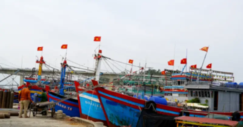 Giá dầu diesel tăng cao, chủ tàu ở Nghệ An lo lắng khi ra khơi