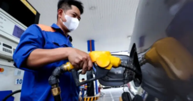 Giá dầu thế giới bùng nổ, Brent tăng 6,74 USD, lo ngại xung đột kéo dài