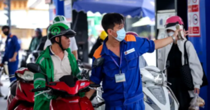 Giá dầu thế giới lao dốc mạnh nhất 4 năm, giá xăng trong nước vẫn tăng