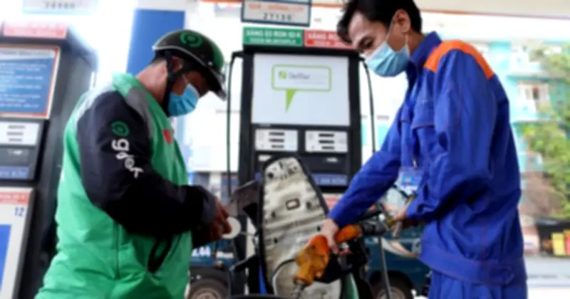 Giá dầu thế giới tăng mạnh, Việt Nam đối mặt áp lực và giải pháp tiết kiệm nhiên liệu