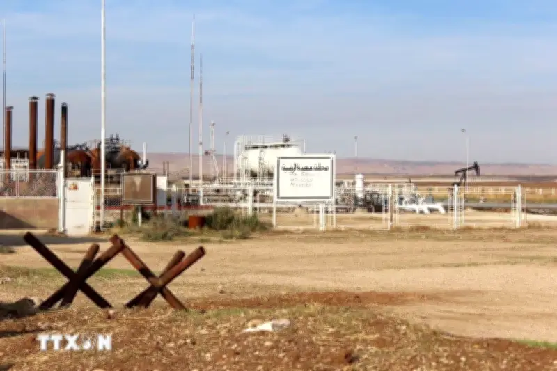 Giá dầu thế giới tăng vọt lên mức cao nhất trong gần bốn năm