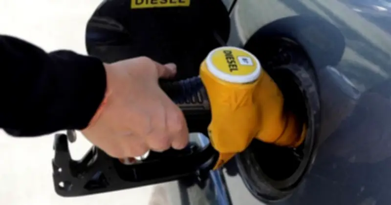 Giá dầu thế giới vượt 100 USD/thùng do cắt giảm nguồn cung và xung đột Trung Đông