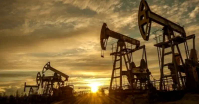 Giá dầu thế giới vọt lên 100 USD/thùng bất chấp nỗ lực giải phóng dự trữ kỷ lục