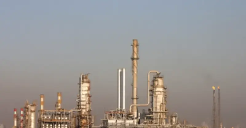 Giá dầu thế giới vọt lên 100 USD/thùng, áp lực tăng giá xăng dầu trong nước