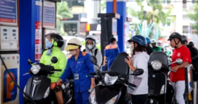 Giá dầu thế giới vọt lên 117 USD, trong nước tăng giá xăng dầu đột xuất