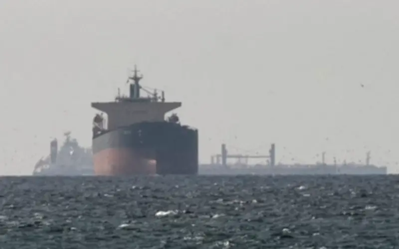 Giá dầu thô toàn cầu lao dốc, thị trường năng lượng đối mặt với tình trạng mong manh