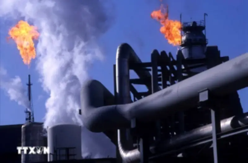 Giá dầu thô vượt 100 USD/thùng, đồng tiền đầu tư nguyên liệu gia tăng