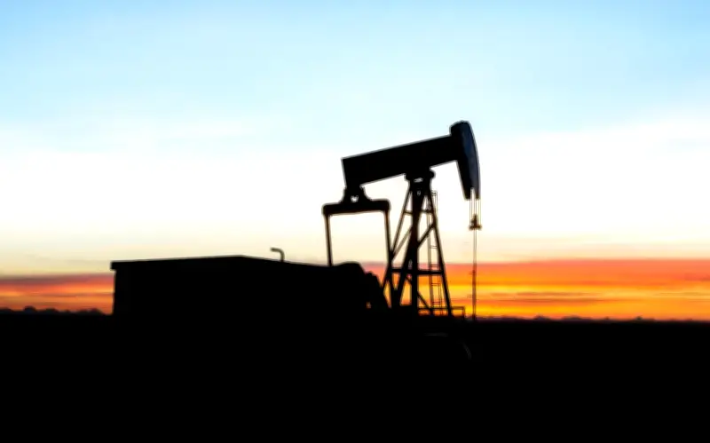 Giá dầu tăng 3% sau cuộc tấn công của Iran, dự báo biến động mạnh trên thị trường