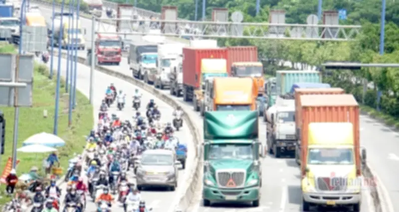 Giá dầu tăng cao, doanh nghiệp 50 xe gánh thêm 450 triệu mỗi tháng