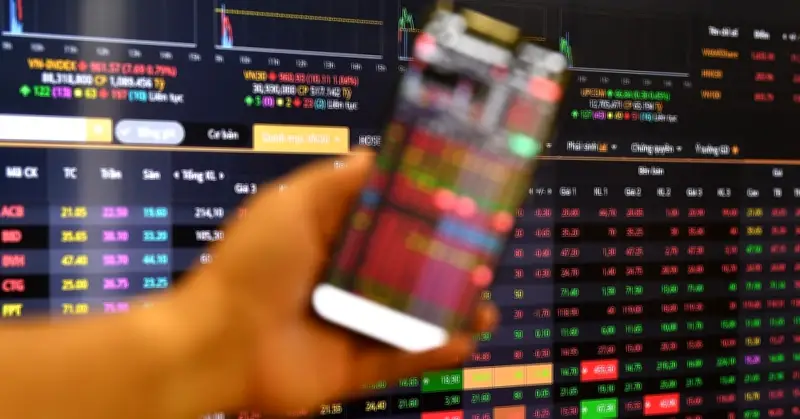 Giá dầu tăng vọt lên 118 USD, chứng khoán Việt đồng loạt lao dốc, VN-Index mất hơn 100 điểm