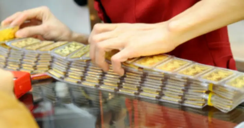 Giá dầu vọt trên 100 USD, vàng và chứng khoán đồng loạt lao dốc