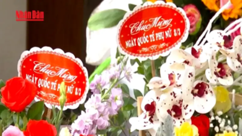 Giá hoa 8/3 tăng nhẹ: Hoa hồng từ 20.000 - 40.000 đồng/bông, bó hoa cao cấp lên triệu đồng