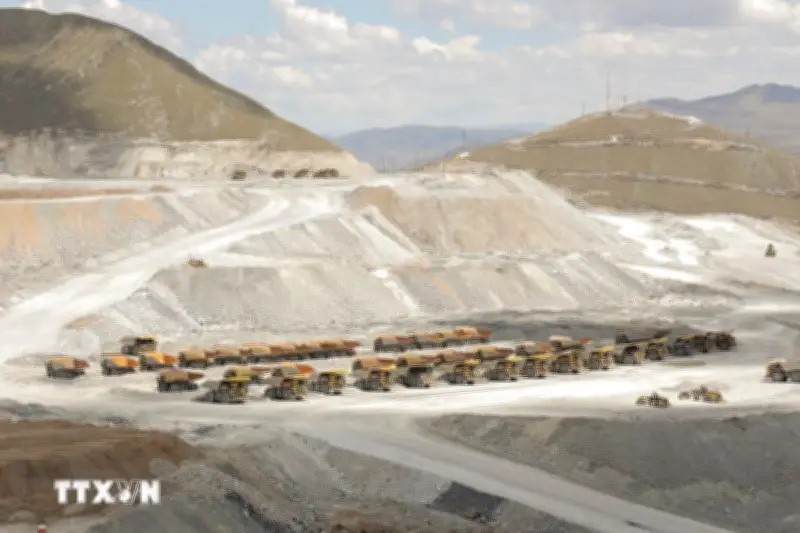 Giá kim loại đồng loạt giảm, cà phê tăng mạnh 4 phiên liên tiếp