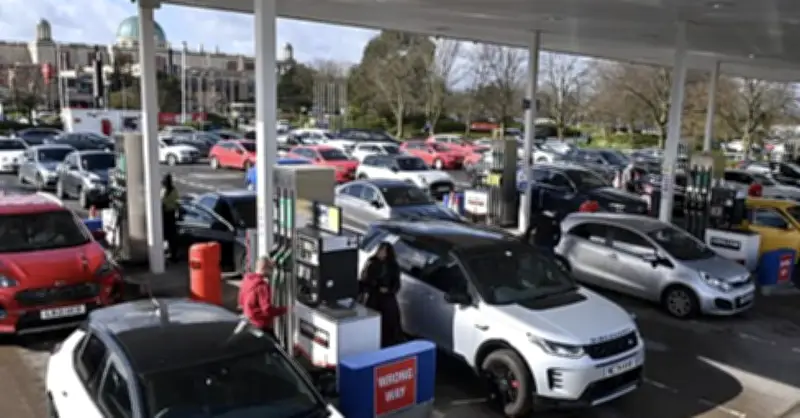 Giá nhiên liệu tăng sốc, tài xế trộm xăng và nhân viên trạm bị đe dọa