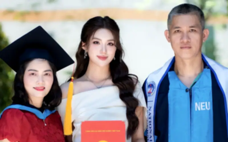 Giá trị của chiếc gậy chống - Vật bất ly thân của Hoa hậu Phương Oanh