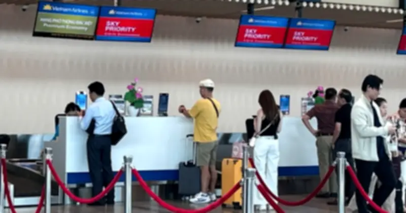 Giá vé máy bay tăng cao, người trẻ TP.HCM đổi kế hoạch du lịch dịp 30.4 - 1.5