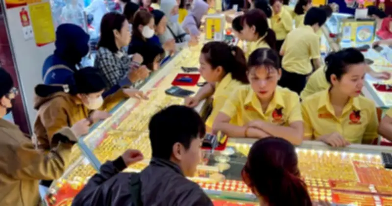 Giá vàng, bạc lao dốc, nhà đầu tư lỗ nặng, nhiều người hoảng loạn