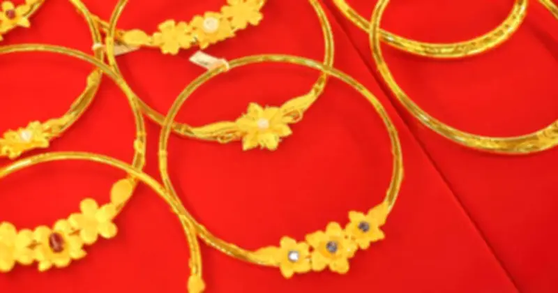 Giá vàng giảm mạnh do lo ngại lạm phát và chính sách tiền tệ thắt chặt toàn cầu