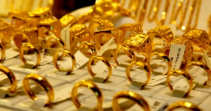 Giá vàng giảm nhẹ nhưng nhẫn vẫn gần 18 triệu, câu chuyện đáp lễ vàng đám cưới gây tranh cãi