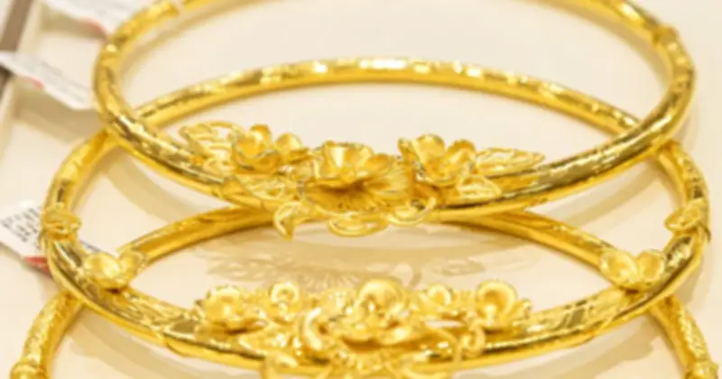 Giá vàng lao dốc mạnh do USD mạnh và lo ngại lạm phát từ giá dầu tăng