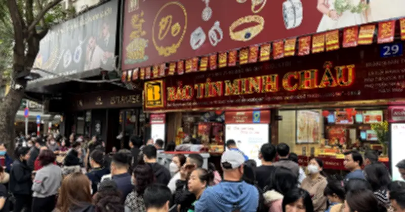 Giá vàng lao dốc, người dân Hà Nội đổ xô xếp hàng bất chấp dịch