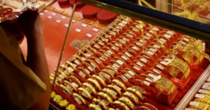 Giá vàng lao dốc sau đỉnh lịch sử, nhà đầu tư mua đỉnh lỗ nặng