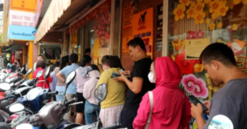 Giá vàng lao dốc, thị trường sôi động với tâm lý trái ngược giữa người mua và bán