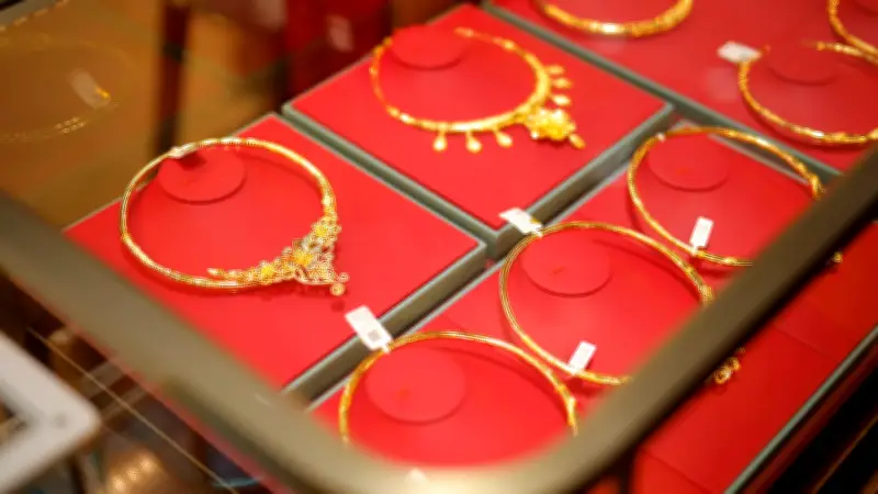 Giá vàng lao dốc tuần thứ ba, nhà đầu tư lỗ nặng từ đỉnh cao