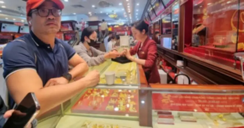 Giá vàng SJC giữ nguyên, bạc giảm mạnh trong phiên giao dịch sáng nay