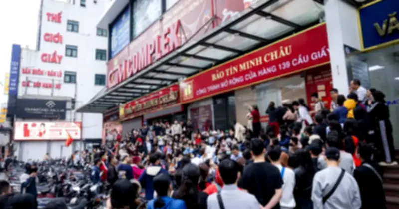 Giá vàng SJC giảm mạnh 5,1 triệu đồng, người dân đổ xô 'bắt đáy' từ sáng sớm