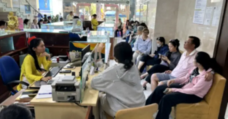 Giá vàng SJC giảm mạnh, khách xếp hàng dài mua vào khiến giá hồi phục 1 triệu đồng