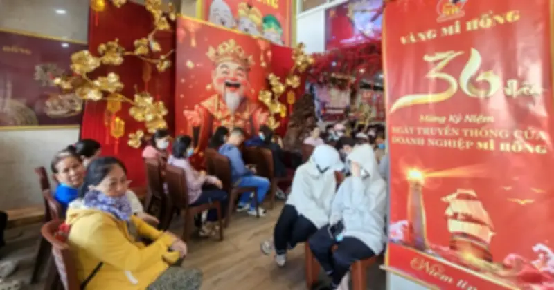 Giá vàng SJC giảm mạnh xuống 166 triệu đồng/lượng, người dân xếp hàng mua tích trữ