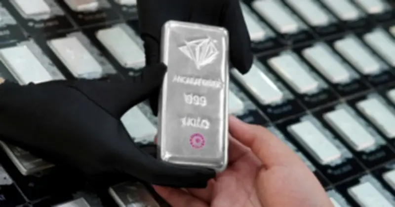 Giá vàng SJC tăng nhẹ, bạc giảm trong bối cảnh thị trường biến động khó lường