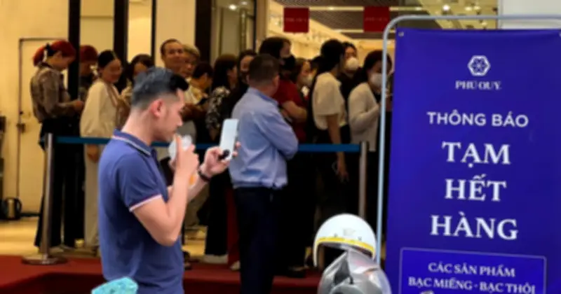 Giá vàng sập mạnh 7,5 triệu đồng, khách xếp hàng dài chờ mua nhưng hết hàng