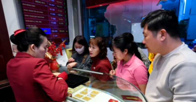 Giá vàng thế giới biến động dữ dội, vượt 5.400 USD rồi lao dốc hàng trăm USD