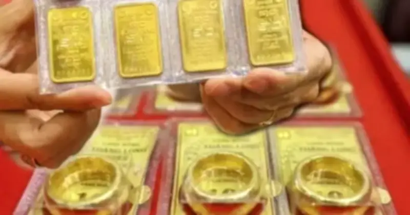 Giá vàng thế giới giảm mạnh 62 USD/ounce, trong nước vẫn neo cao