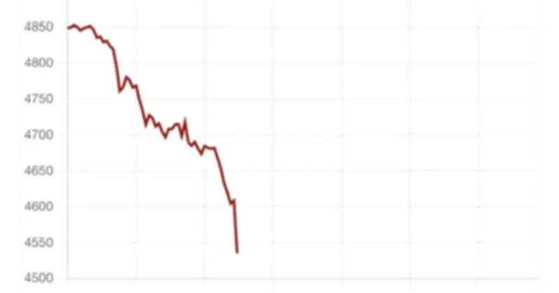Giá vàng thế giới lao dốc mạnh, chạm đáy hơn một tháng do USD mạnh và Fed thắt chặt