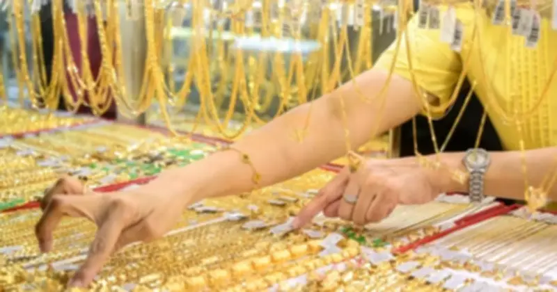 Giá vàng thế giới lao dốc, trong nước giảm mạnh theo, bạc và USD cũng biến động