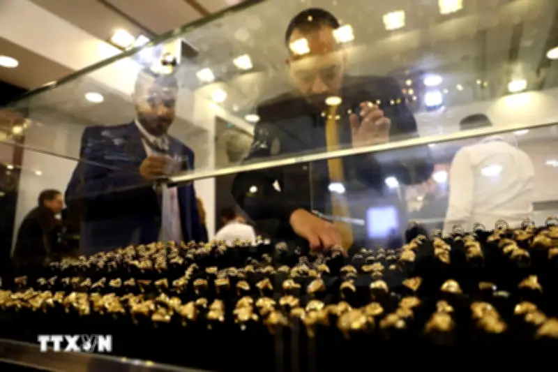 Giá Vàng Thế Giới Phục Hồi Nhẹ, Dầu Thô Tăng Vọt Vượt 112 USD/Thùng