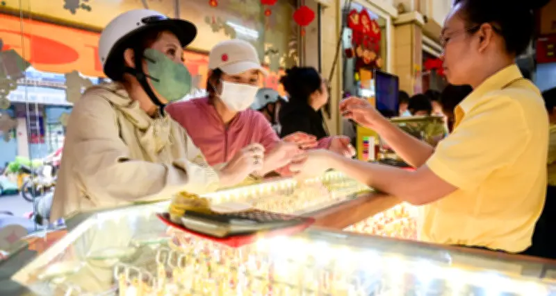 Giá vàng trong nước cao hơn thế giới gần 30 triệu đồng/lượng, người mua gánh rủi ro lớn